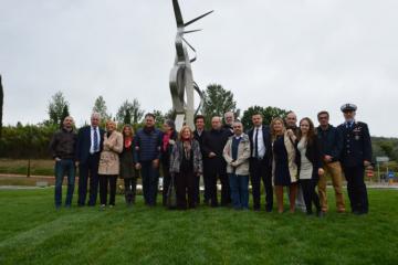 Foto di gruppo all'inaugurazione della scultura 'Incontro' di Pablo Atchugarry