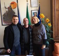 Da sinistra a destra: il sindaco di Bagno a Ripoli Francesco Casini, il signor Roberto Mantione e la vicesindaca Ilaria Belli